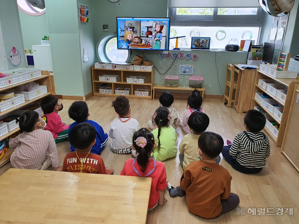 어린이들이 구로구에서 비대면으로 실시하는 어린이 안전교육을 받고 있다. [구로구 제공]