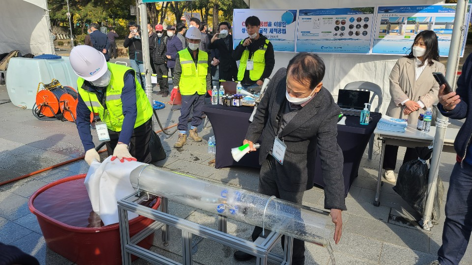 지난 29일 서울 노원구 등나무 근린공원에서 열린 '서울시 상수도 관망세척 기술경진대회'에서 참가자가 세척기술을 선보이고 있다. [최원혁 기자/choigo@heraldcorp.com]
