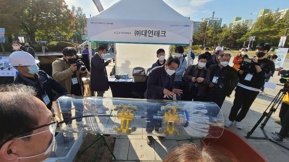 지난 29일 서울 노원구 등나무 근린공원에서 열린 '서울시 상수도 관망세척 기술경진대회'에서 참가자가 세척기술을 선보이고 있다. [최원혁 기자/choigo@heraldcorp.com]