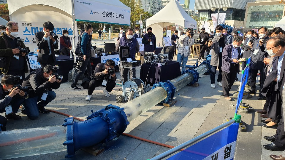 지난 29일 서울 노원구 등나무 근린공원에서 열린 '서울시 상수도 관망세척 기술경진대회'에서 참가자가 세척기술을 선보이고 있다. [최원혁 기자/choigo@heraldcorp.com]