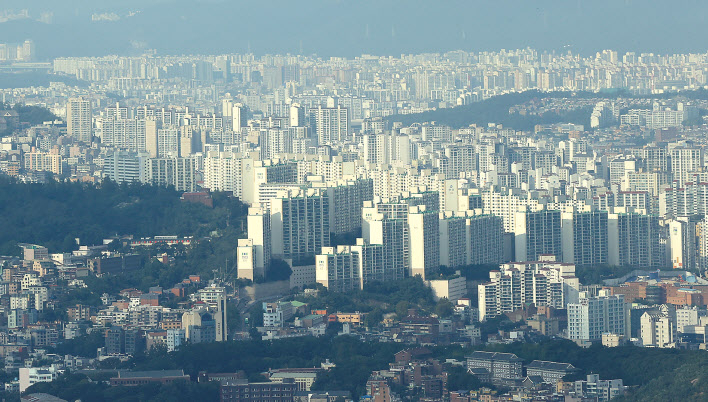 서울 아파트 전셋값이 70주 연속 상승세를 보이고 있는 가운데, 서울 외곽지역 아파트값이 전셋값 상승에 힘입어 오름세를 이어가고 있다. 사진은 성북구 일대 아파트 단지. [연합]