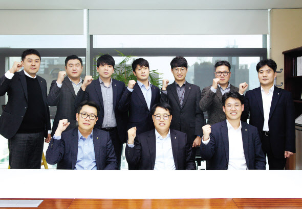 DB손보는 빅데이터 기반 보험사기 적발 시스템을 운용, 고객들의 호평을 받고 있다. DB손보 보상서비스실 이범욱(앞줄 가운데) 실장과 SIU지원파트 직원들이 모여 파이팅을 외치고 있는 모습.