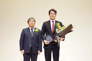 김용범(오른쪽) 메리츠화재 사장이 ‘1사1교 금융교육’ 금융감독원장상을 수상한 후 윤석헌 원장과 사진을 찌고 있다.