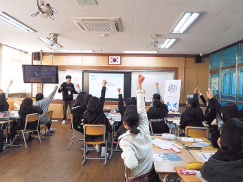 삼성생명은 매년 1만5000명의 청소년을 대상으로 금융인성 교육을 진행, 올바른 경제가치관 형성에 도움을 주고 있다.