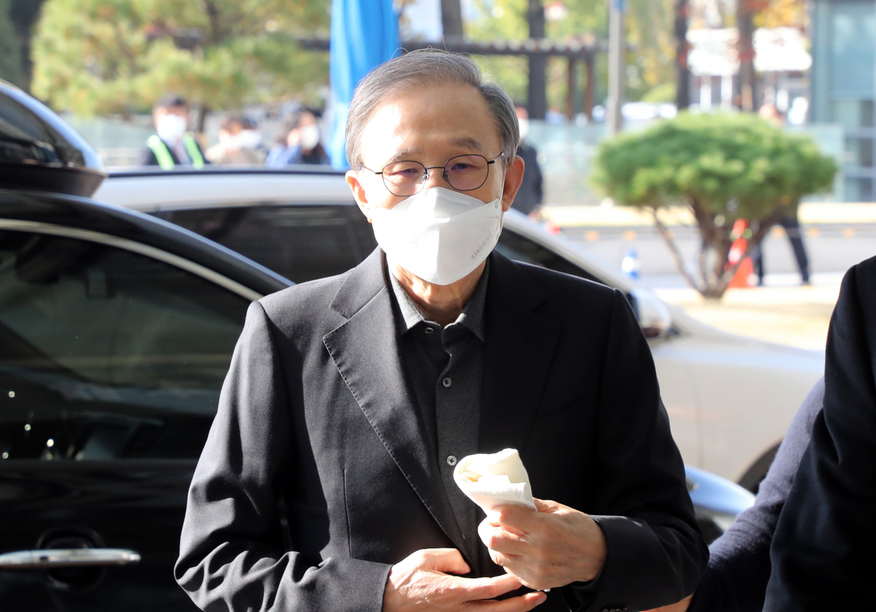 회사 자금 횡령과 뇌물 수수 혐의 등으로 29일 대법원 상고심에서 징역 17년이 확정된 이명박 전 대통령이 30일 오전 진료를 위해 종로구 서울대학병원으로 들어서고 있다. [연합]