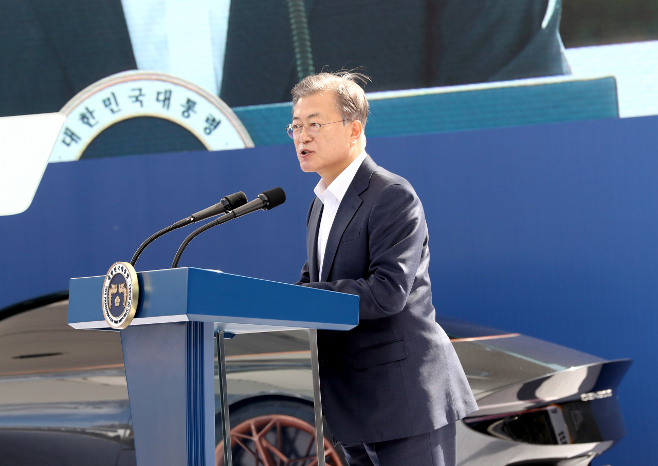 문재인 대통령이 30일 오전 현대자동차 울산공장에서 '친환경 이동수단, 깨끗하고 안전하게'라는 주제로 열린 간담회에서 발언하고 있다. [연합]