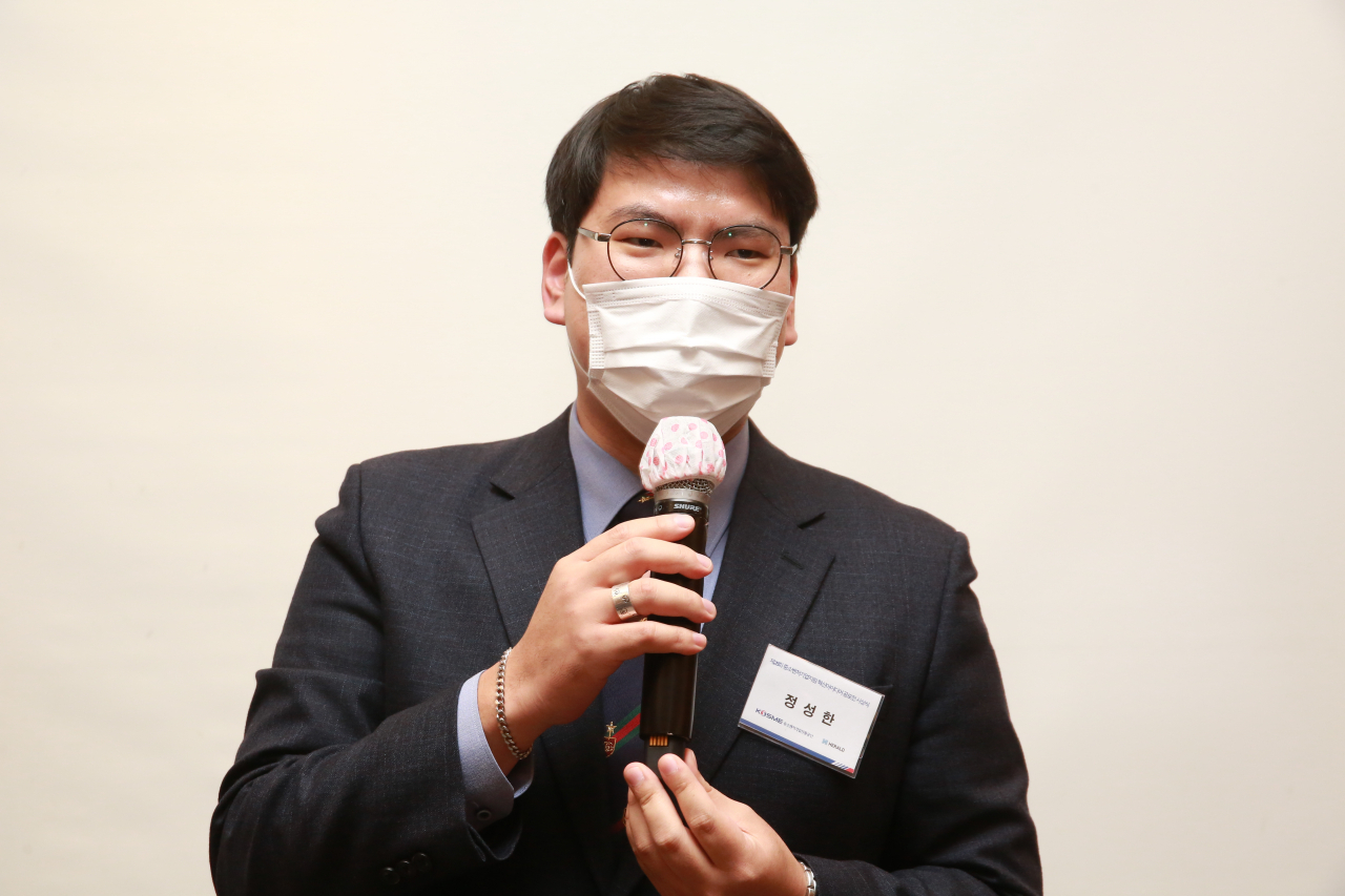 대상을 수상한 정성한 에스앤에스테크놀로지㈜ 대표가 수상소감을 전하고 있다.[중진공 제공]
