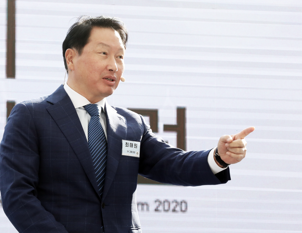 최태원 SK 회장이 30일 경북 안동시 소재 전통리조트 ‘구름에’에서 열린 21세기 인문가치포럼 개막식에서 초청강연을 하고 있다. [SK 제공]