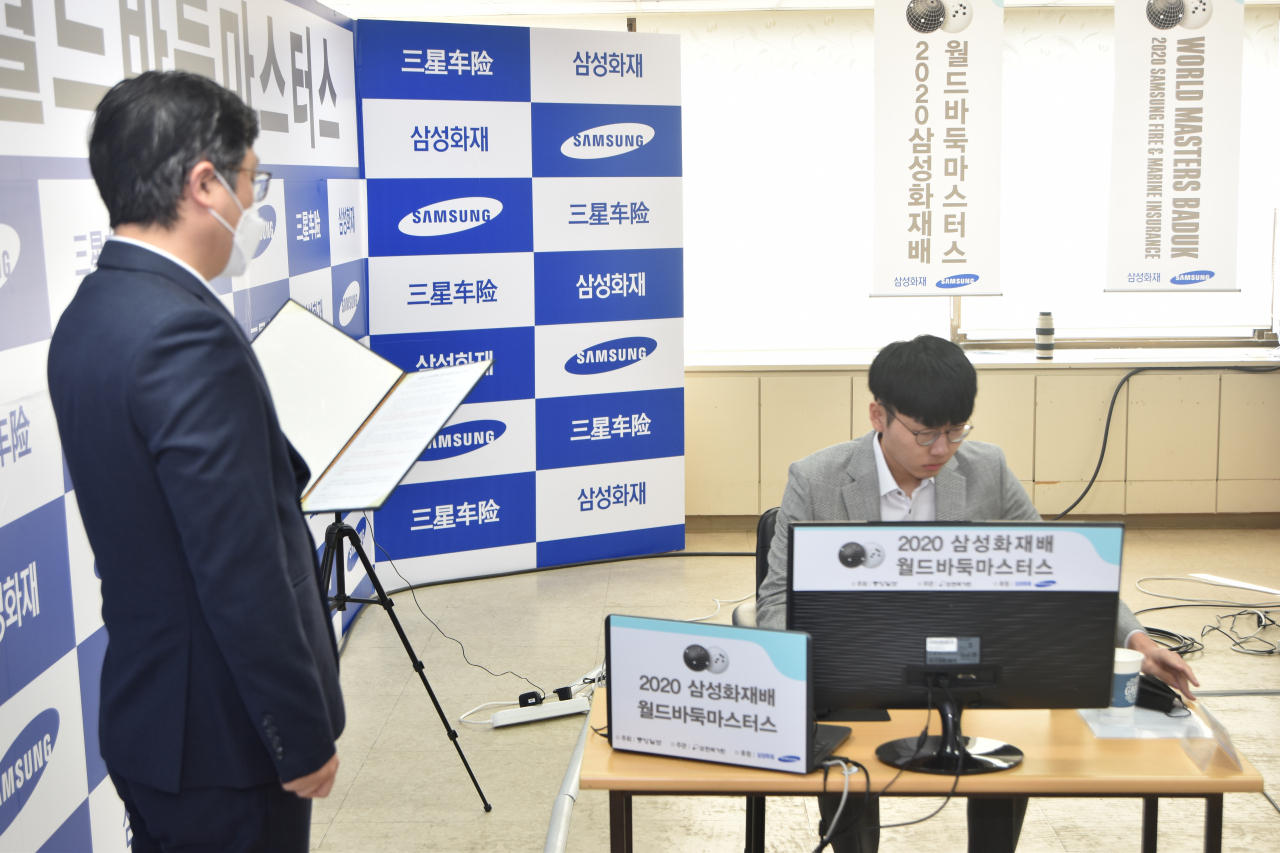 신진서 9단이 30일 한국기원에서 8강전을 두고 있는 모습./한국기원 제공