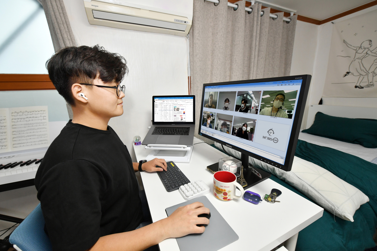 현대모비스 직원이 자택에서 회사의 원격 업무 시스템을 이용해 화상 회의를 진행하며 재택근무하고 있다. [현대모비스 제공]