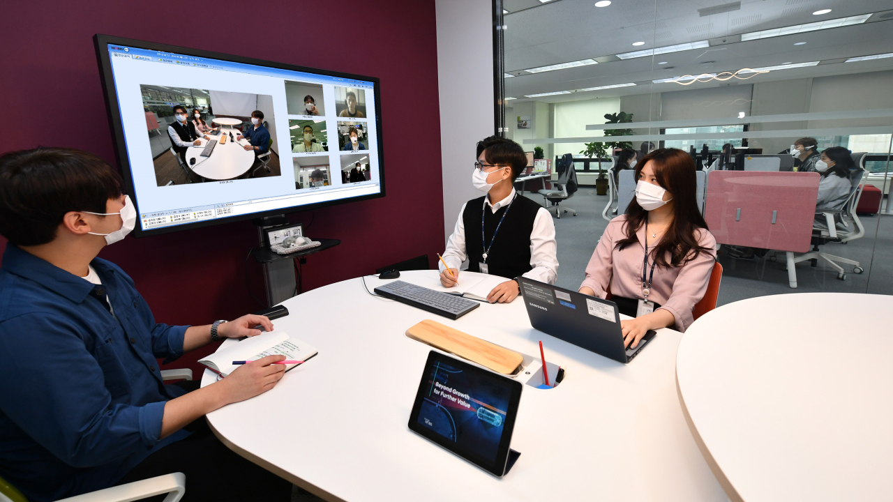 현대모비스 직원들이 자율좌석제로 운영 중인 스마트오피스에서 화상 회의를 진행하고 있다. [현대모비스 제공]