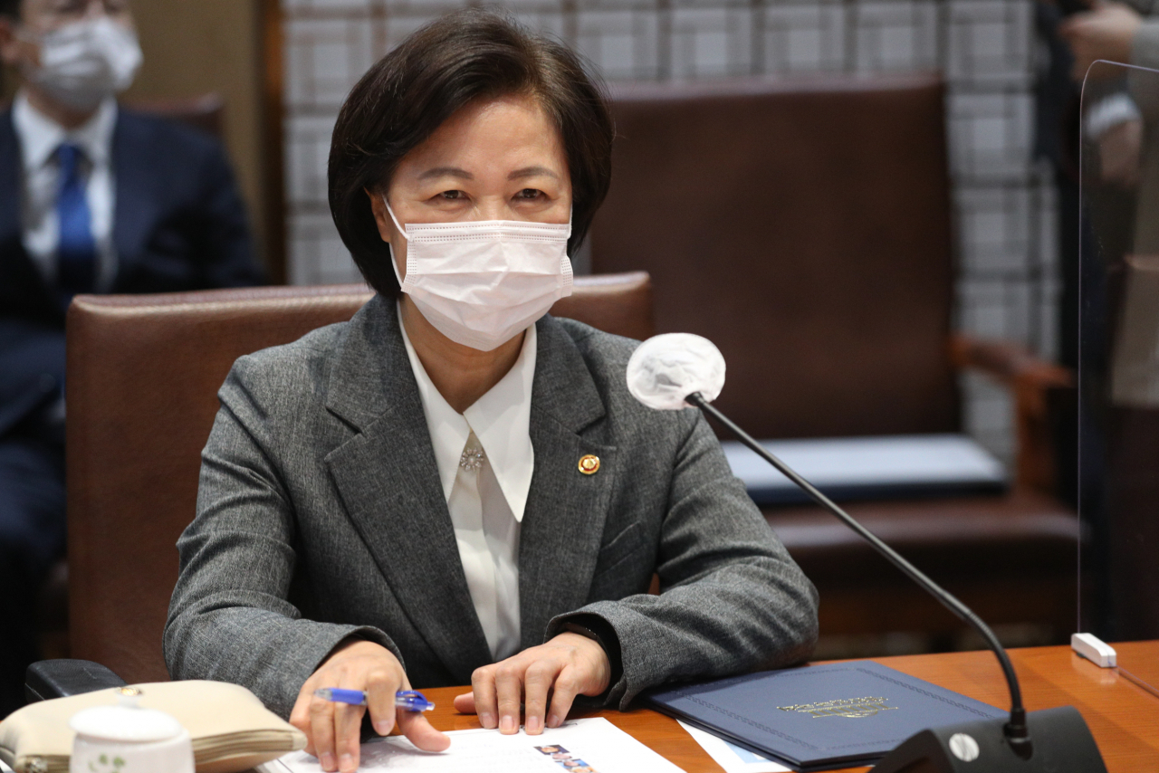 추미애 법무부 장관이 30일 오전 서울 여의도 국회에서 열린 고위공직자범죄수사처장 후보 추천위원 위촉식에서 박병석 국회의장의 발언을 듣고 있다. [연합]