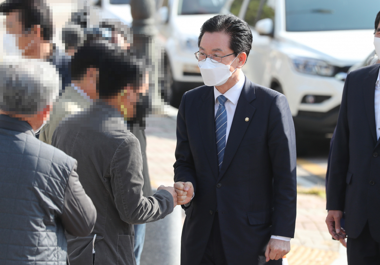 공직선거법과 정치자금법, 개인정보 보호법 위반 혐의를 받는 더불어민주당 정정순(청주 상당) 국회의원이 31일 오전 청주 서원구 청주지방검찰청에서 조사를 받기 위해 출석하고 있다. [연합]