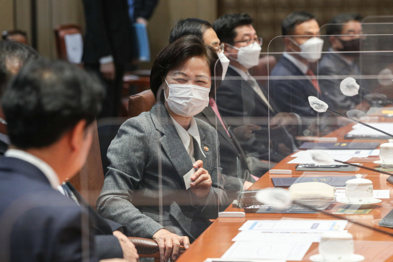 추미애 법무부 장관이 30일 오전 서울 여의도 국회에서 열린 고위공직자범죄수사처장 후보 추천위원 위촉식에서 위원들과 대화하고 있다. [연합]
