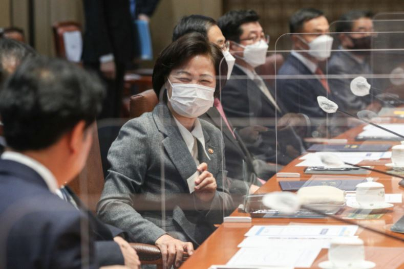 추미애 법무부 장관이 30일 오전 서울 여의도 국회에서 열린 고위공직자범죄수사처장 후보 추천위원 위촉식에서 위원들과 대화하고 있다. [연합]