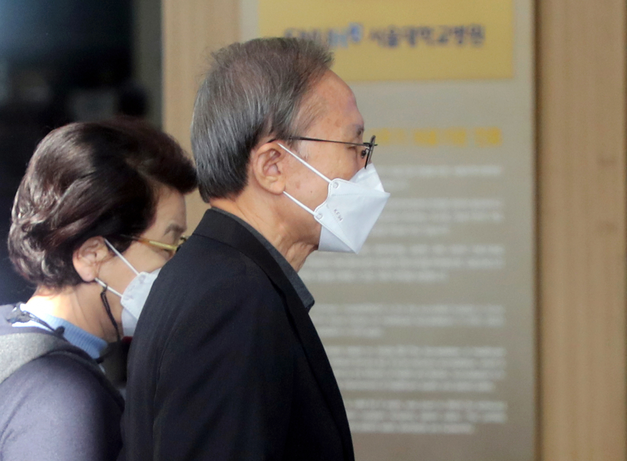 회사 자금 횡령과 뇌물 수수 혐의 등으로 지난달 29일 대법원 상고심에서 징역 17년이 확정된 이명박 전 대통령이 지난달 30일 오전 서울 종로구 서울대학교병원에 도착, 진료를 위해 이동하고 있다. 왼쪽은 부인 김윤옥 여사. [연합]