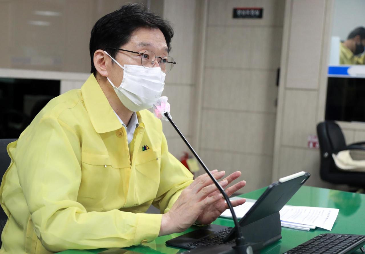김경수 경남도지사가 지난달 6일 도청 재난안전대책본부, 영상회의실, 서부청사 등을 영상으로 연결해 월간 전략회의를 하고 있다. [연합]