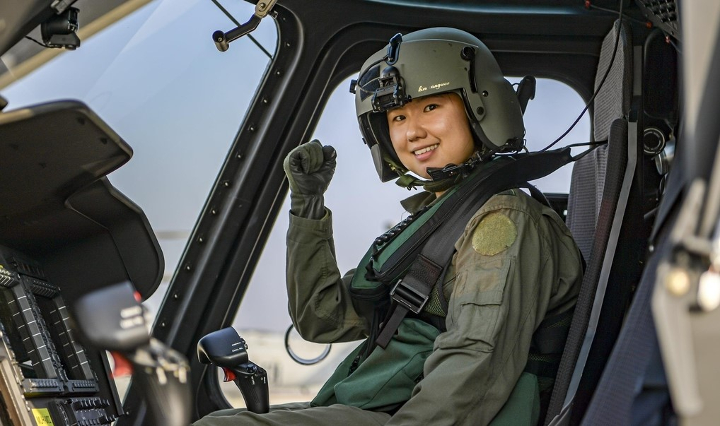 해병대 최초 여군 헬기 조종사인 조상아 대위(27·학군 62기)가 상륙기동헬기 마린온 조종석에서 기념 포즈를 취하고 있다. [해병대 제공]