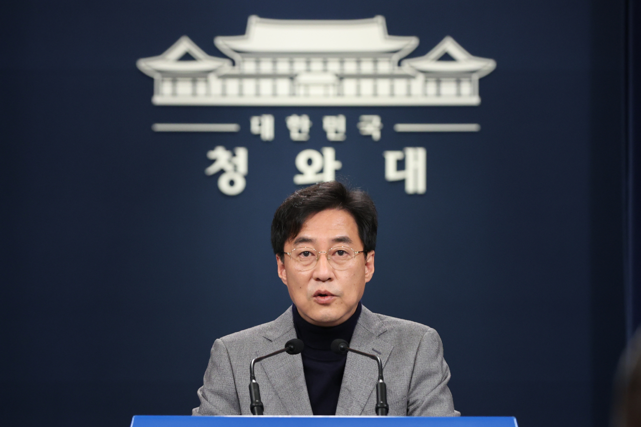 강민석 청와대 대변인이 1일 오전 청와대 대브리핑룸에서 차관급 12명에 대한 인사를 발표하고 있다.[연합]