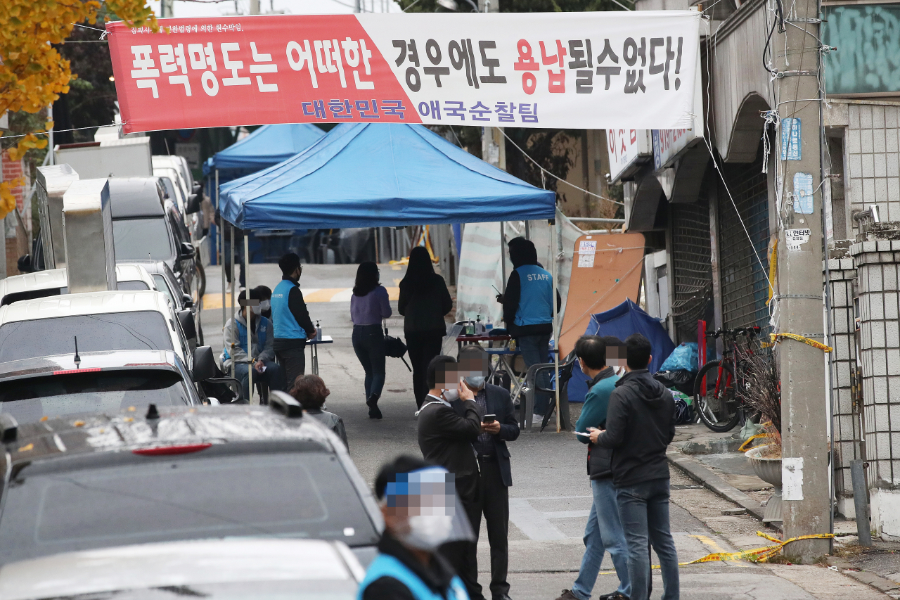 1일 오전 현장 예배를 재개한 서울 성북구 사랑제일교회 진입로에서 관계자들이 체온 측정을 하고 있다. [연합]