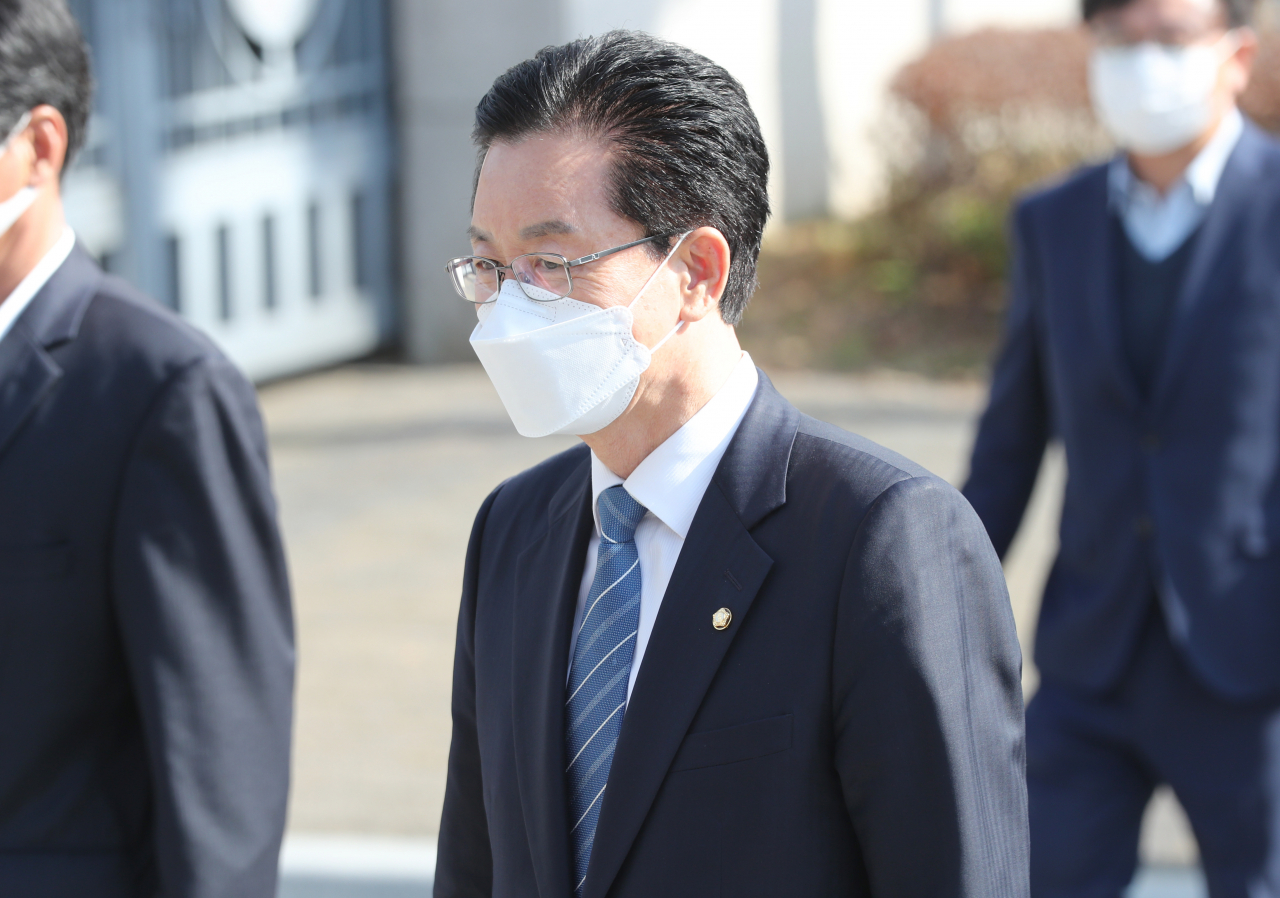 공직선거법과 정치자금법, 개인정보 보호법 위반 혐의를 받는 정정순 더불어민주당 의원이 지난달 31일 오전 청주 서원구 청주지방검찰청에서 조사를 받기 위해 출석하고 있다. [연합]