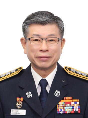 문재인 대통령은 1일 12개 차관급 인사를 단행했다. 소방청장에 내정된 신열우 소방재난본부장. [연합]