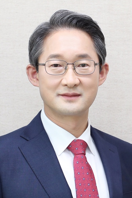문재인 대통령은 1일 12개 차관급 인사를 단행했다. 행정안전부 재난안전관리본부장에 김희겸 경기도 행정1부지사. [연합]
