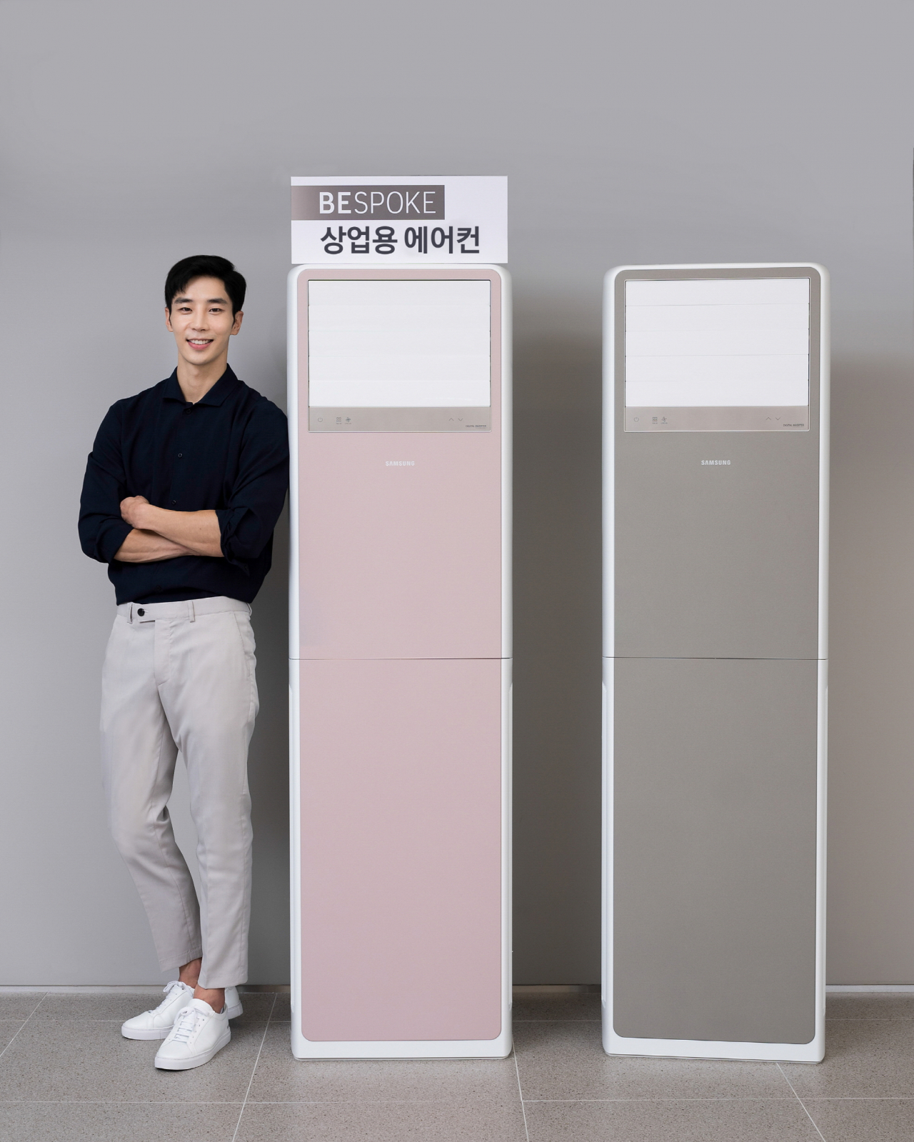 삼성전자 모델이 삼성디지털프라자 서초본점에서 강력한 냉·난방 성능에 감각적인 디자인을 적용한 비스포크(BESPOKE) 상업용 스탠드 에어컨을 소개하고 있다. [삼성전자 제공]