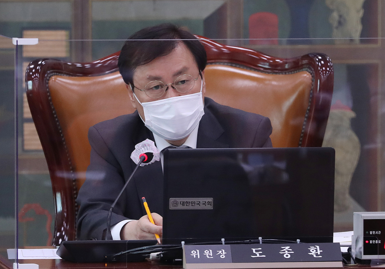 도종환 국회 문화체육관광위원장이 12일 국회 문화체육관광위원회에서 열린 문화재청·한국전통문화대·문화재연구소 등 국정감사에서 발언하고 있다. [연합]