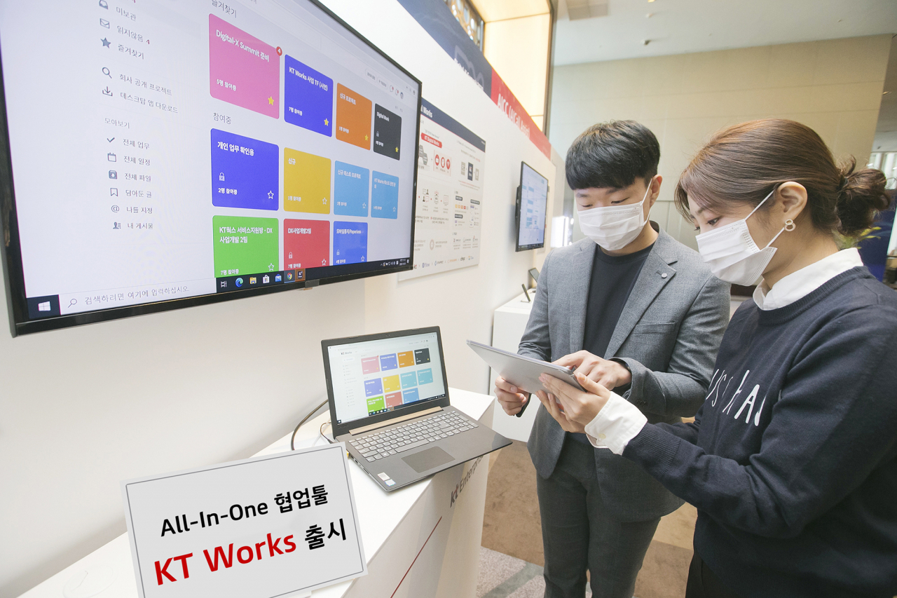 KT직원들이 ‘KT 웍스’를 사용하며 기능을 소개하고 있다. [KT 제공]