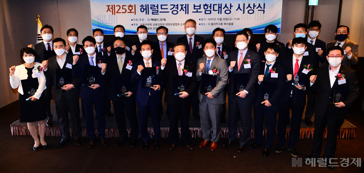 제25회 헤럴드경제 보험대상 시상식이 10월30일 서울 중구 더플라자호텔에서 개최된 가운데 대표 수상자들이 기념촬영을 하고 있다. 영예의 대상인 금융위원장상과 금융감독원장상은 DB손해보험과 교보생명이 차지했고, 8개 부문에서13개사가 수상했다. 앞줄 왼쪽부터 NH농협생명 김문숙 국장, 삼성화재 전장혁 파트장, 현대해상 박성훈 상무, KB손해보험 배준성 상무, 교보생명 윤열현 사장, DB손해보험 정경수 사장, 메트라이프생명 이상윤 전무, 동양생명 김태현 전무, 미래에셋생명 구원회 전무, 메리츠화재 이동준 상무, NH농협손보 김훈 실장. 뒷줄 왼쪽부터 교보라이프플래닛 김성수 상무, 삼성생명 류제석 부단장, 에이플러스에셋 서성식 사장, 손보협회 서경환 전무, 금감원 김근익 수석부원장, 헤럴드 권충원 사장, 금융위 이성호 상임위원, 생보협회 신용길 회장, 한화생명 음현아 과장, 한화생명 이승우 차장, 심사위원 김헌수 순천향대 교수, 보험연구원 안철경 원장, 보험개발원 강호 원장. 사진=박해묵 기자.