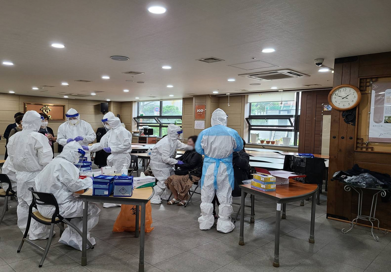 성북구보건소에서 관련 시설 종사자들이 코로나19 선제검사를 받고 있는 모습. [성북구 제공]