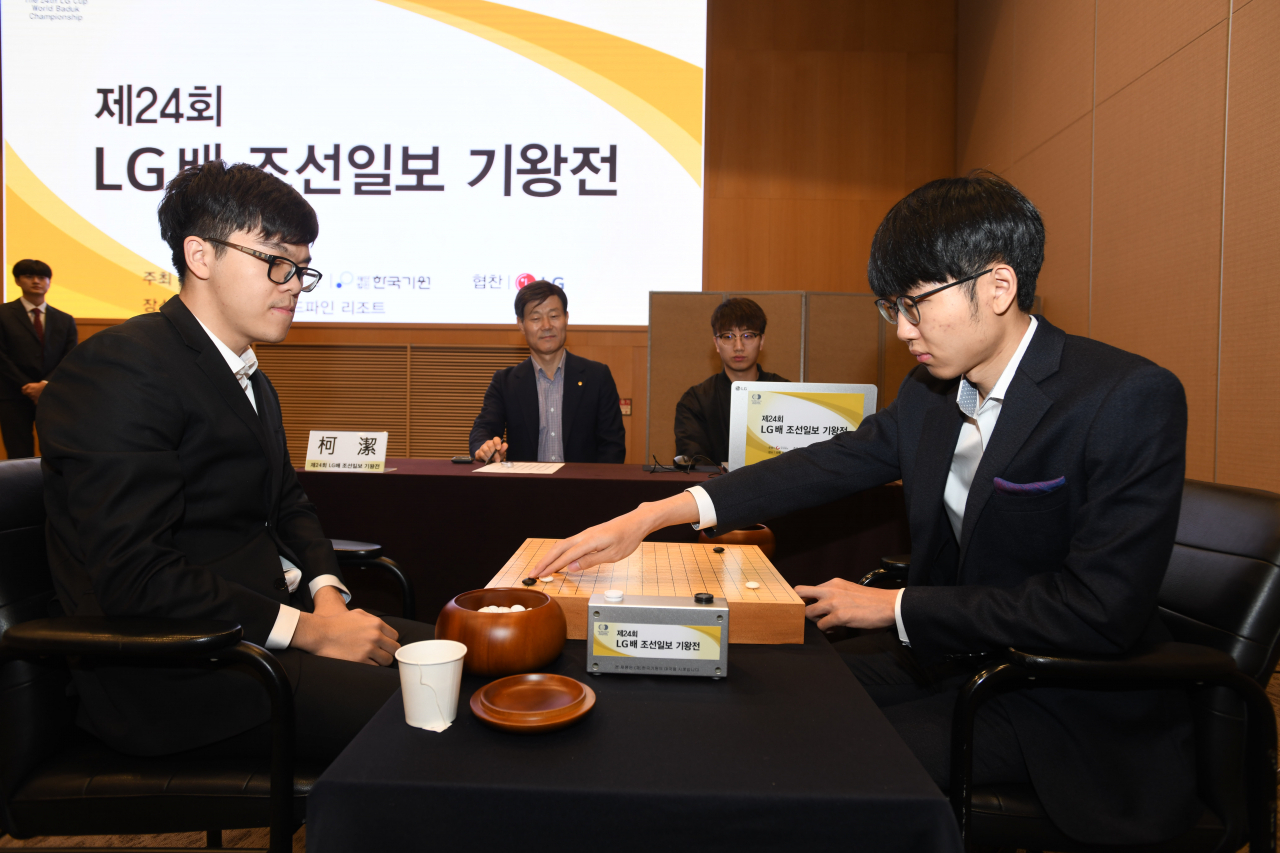 지난해 LG배 기왕전 준결승에서 맞붙었던 신진서(오른쪽)와 커제의 모습. 당시 신진서가 커제를 꺾고 결승에 올라 우승을 차지했다./한국기원 제공