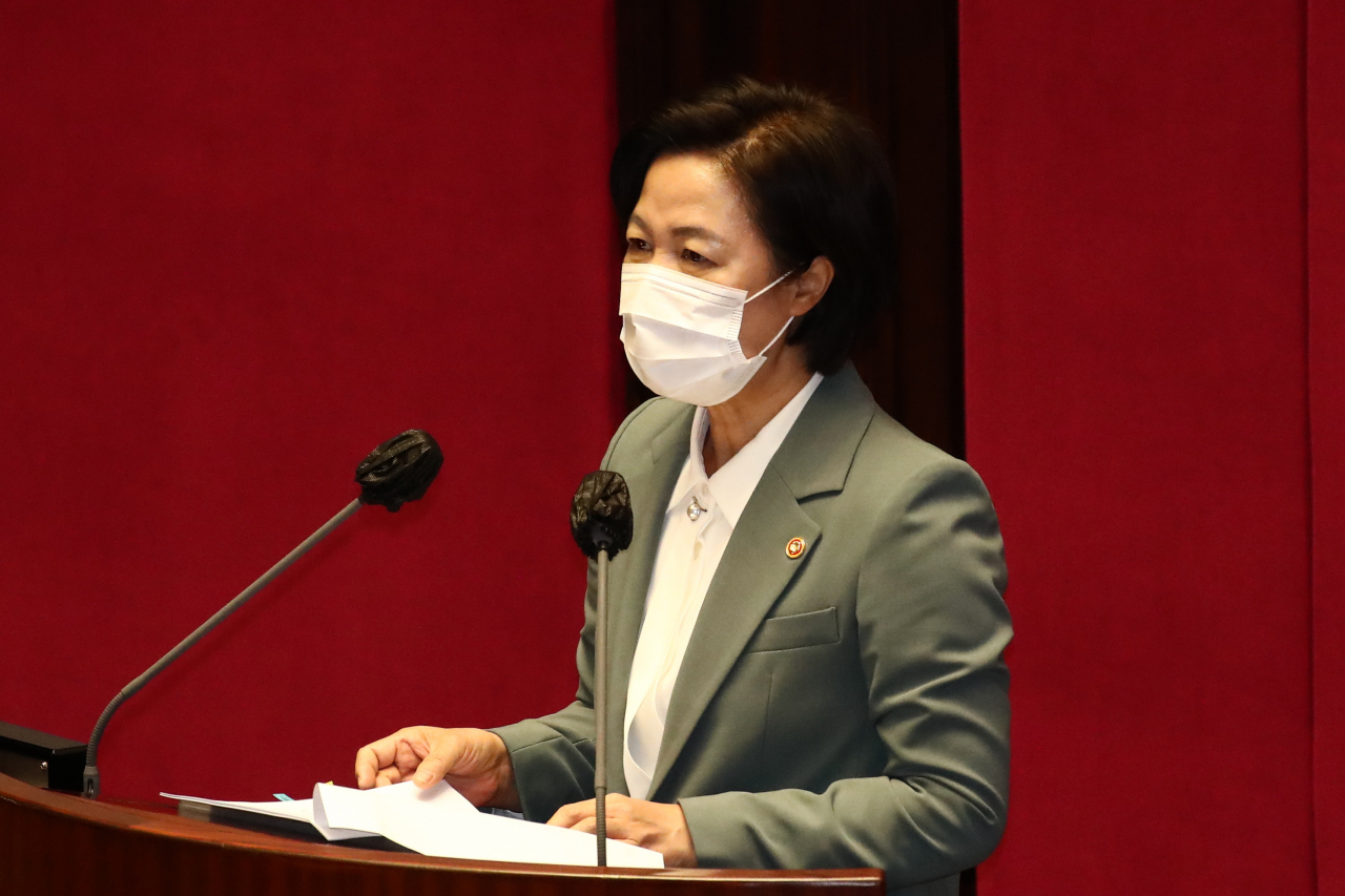 추미애 법무부 장관이 지난달 29일 국회 본회의에서 정정순 더불어민주당 의원 체포동의안에 대해 설명하고 있다. [연합]