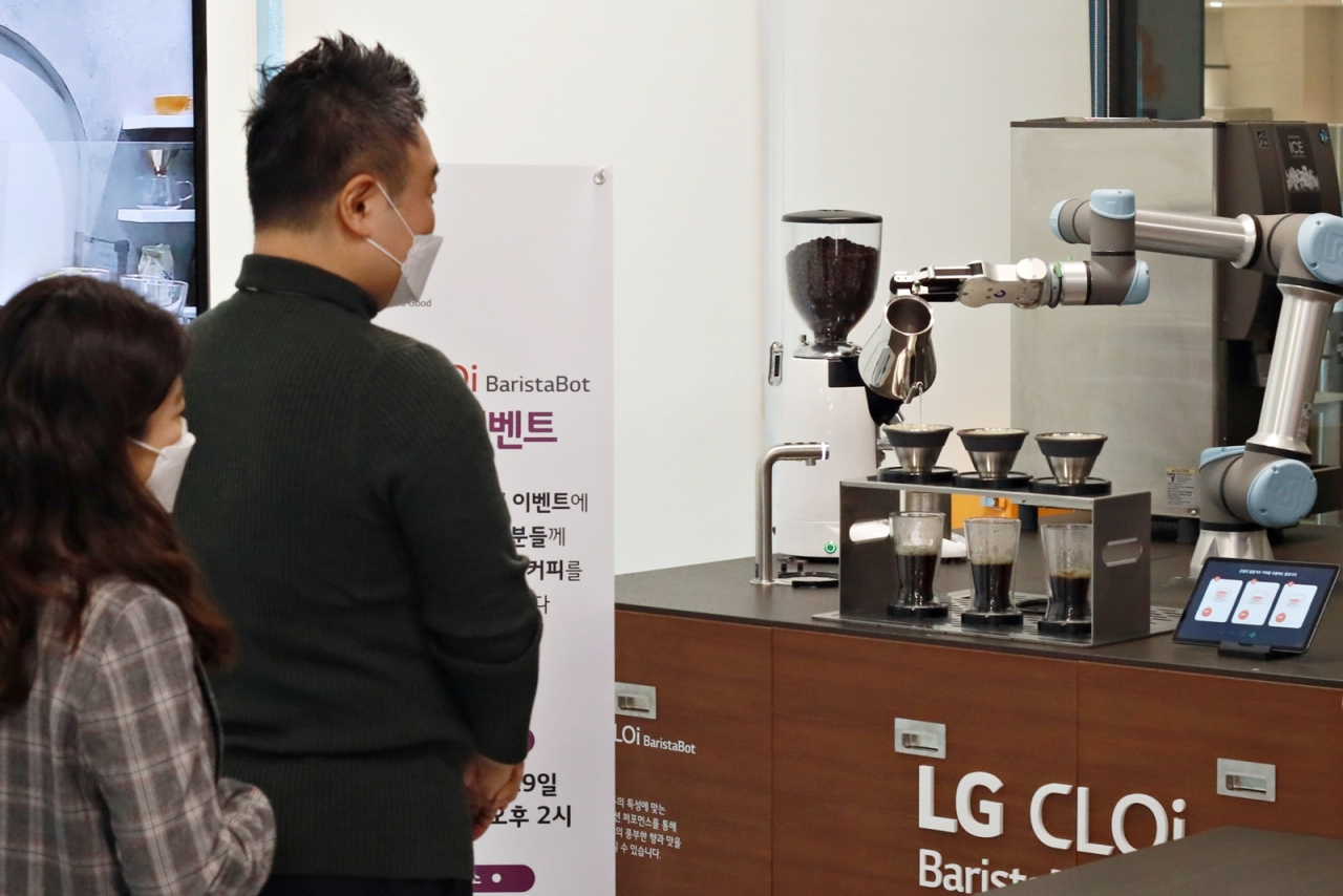 LG전자가 최근 서울 강서구 LG사이언스파크에서 임직원들을 대상으로 'LG 클로이 바리스타봇'을 소개하며 만족도 등을 조사하는 이벤트를 마련했다. LG전자 직원들이 LG 클로이 바리스타봇이 만드는 커피를 기다리고 있다.