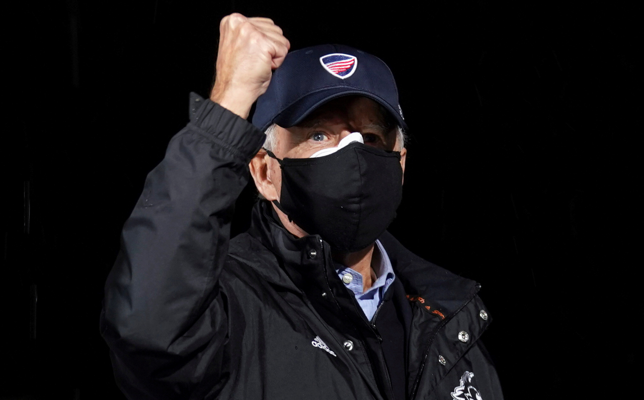 민주당 대통령 후보인 조 바이든 전 부통령이 1일(현지시간) 펜실베이니아주 유세 현장에서 승리를 자신하며 주먹을 움켜쥐고 있다. [로이터]