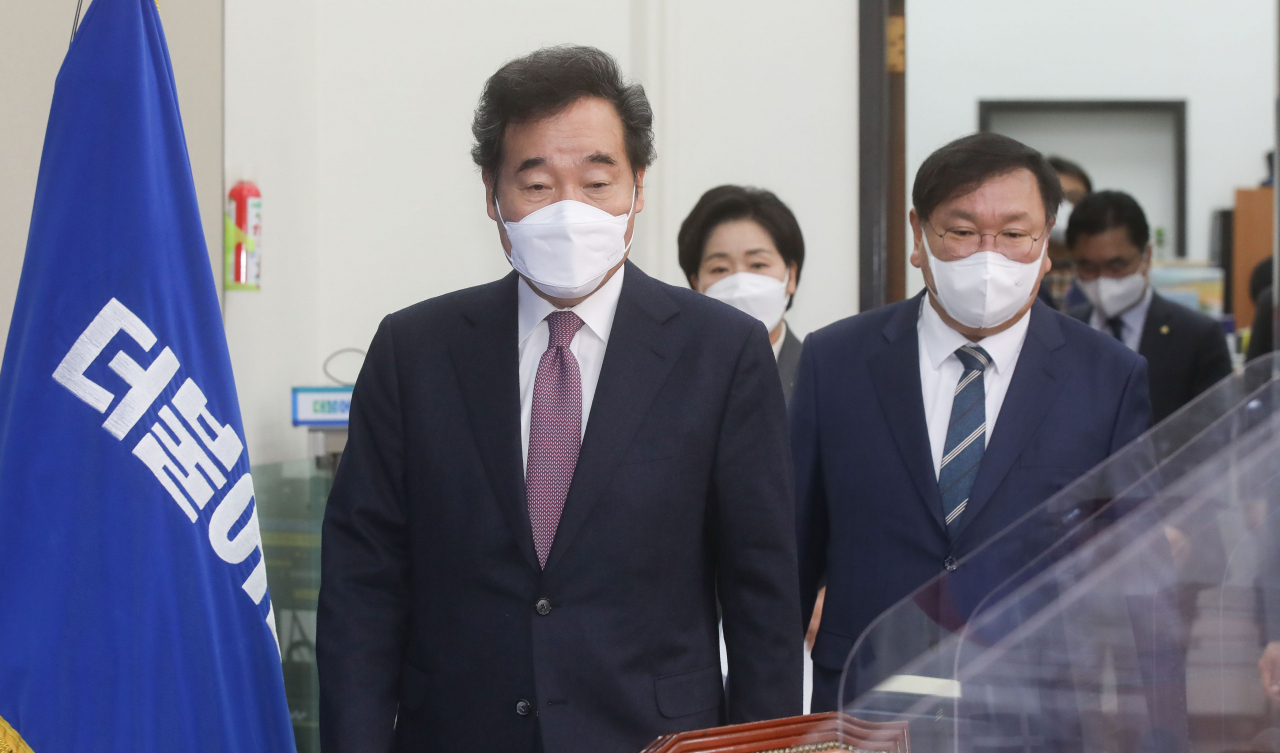 더불어민주당 이낙연 대표와 김태년 원내대표가 2일 오전 서울 여의도 국회에서 열린 최고위원회의에 참석하고 있다. 연합뉴스