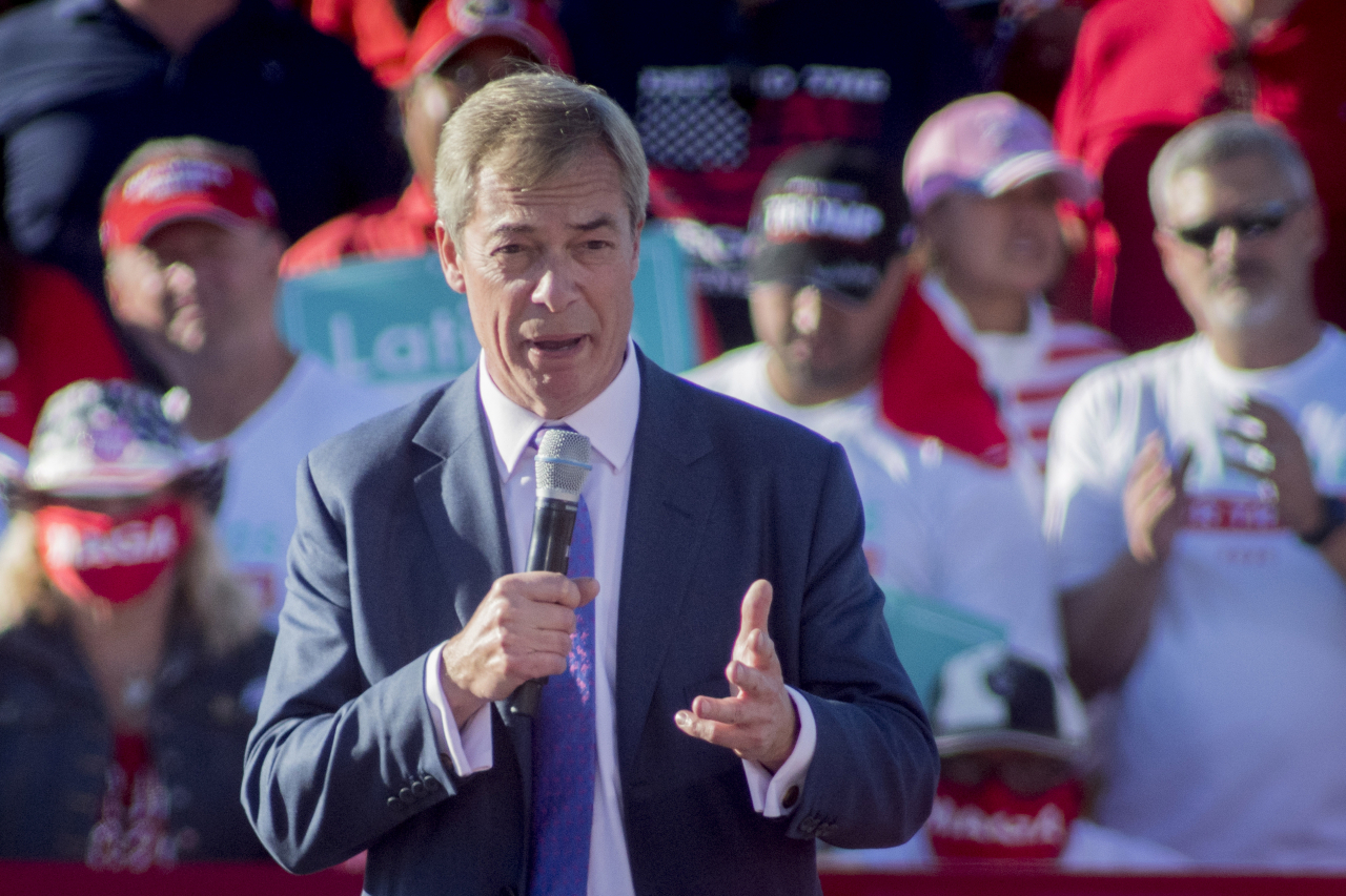 극우 반(反) 난민 성향의 영국독립당(UKIP)의 나이절 페라지 대표가 지난달 28일 미국 애리조나주 피닉스 굿이어 공항에서 열린 트럼프 대통령의 선거 캠페인에 모습을 드러내 연설하고 있다. [EPA]