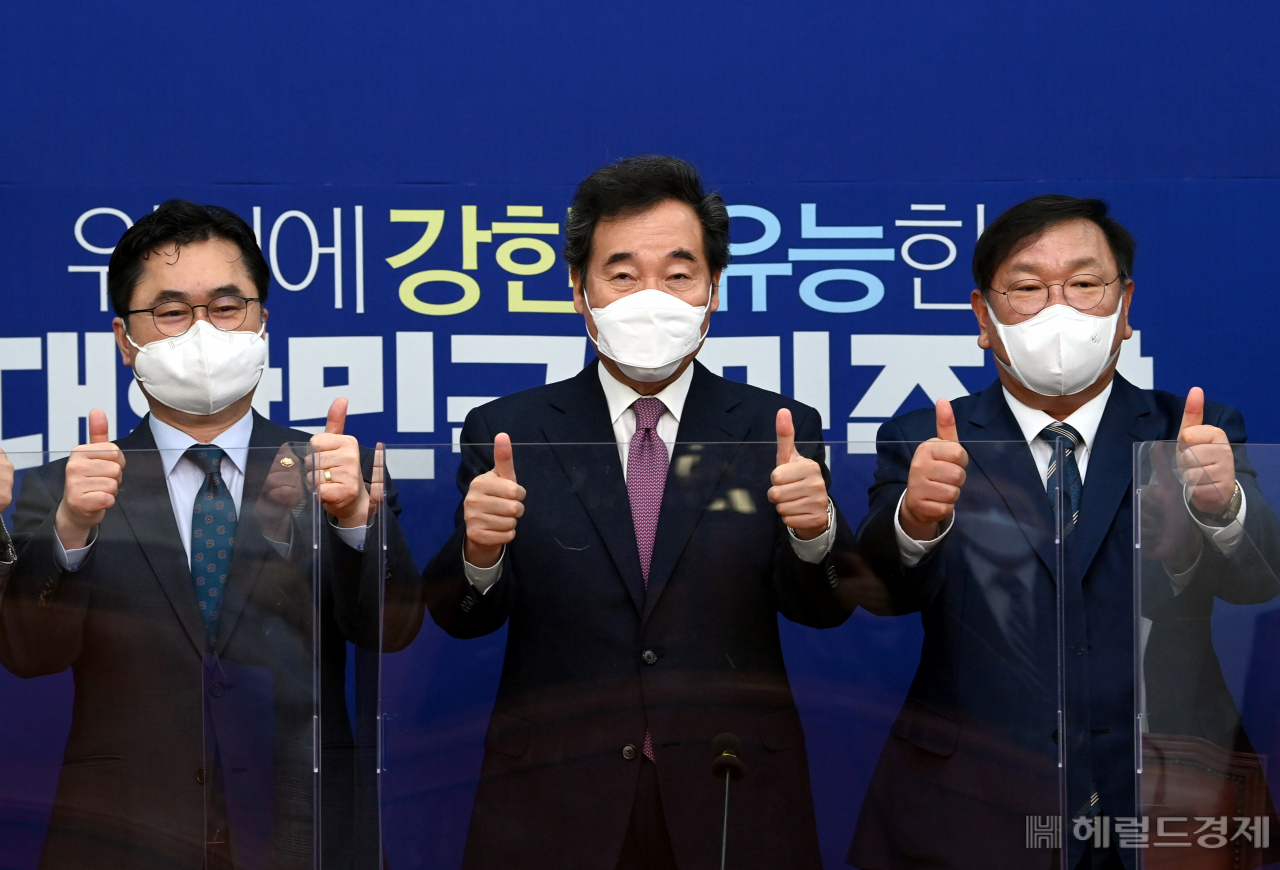 [헤럴드경제=이상섭 기자] 2일 오전 국회에서 열린 더불어민주당 최고위원회의에서 이낙연 대표가 회의에 앞서 최고위원들과 ‘2020코리아세일페스타’ 성공을 기원하며 응원을 보내고 있다. babtong@heraldcorp.com