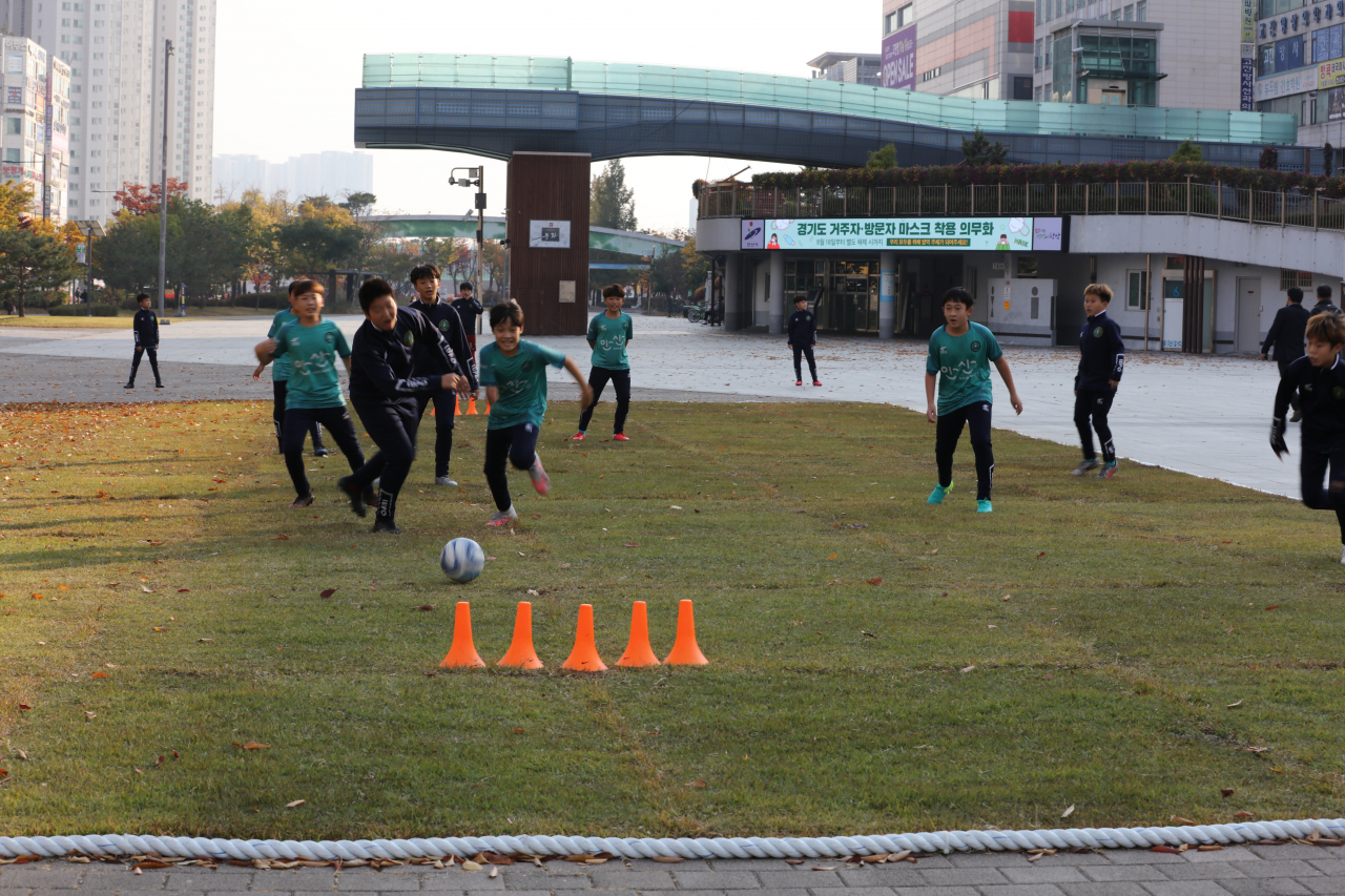안산유소년축구선수단이 팝업잔디에서 연습경기를 하고 있다. [안산도시공사 제공]