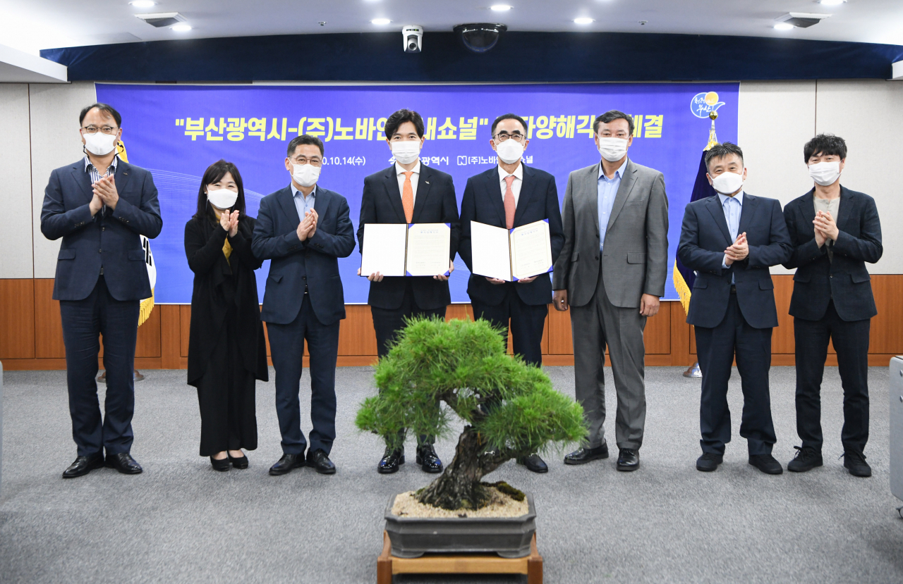 지난 10월 14일 부산시 박성훈 경제부시장과 이효 노바인터내셔널 대표간 투자양해각서 체결 모습. 연구개발특구진흥재단 배용국 부산특구본부장(오른쪽 3번째)이 함께 했다.