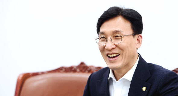 현안에 대한 충실한 질의와 ‘언택트 국감’ ‘종이없는 스마트 국감’ 등 매끄러운 국정감사를 이끈 김민석 국회 보건복지위원장이 지난달 30일 국회에서 헤럴드경제와 인터뷰를 갖고 있다. 이상섭 기자