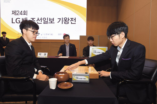 지난해 LG배 기왕전 준결승에서 맞붙었던 신진서(오른쪽)와 커제의 모습. 당시 신진서가 커제를 꺾고 결승에 올라 우승을 차지했다. [한국기원 제공]
