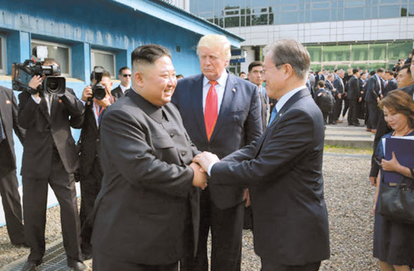 문재인 대통령과 김정은 북한 국무위원장, 도널드 트럼프 미국 대통령이 2019년 6월30일 판문점에서 역사상 처음으로 한 자리에 모여 회동을 가진 모습. [헤럴드DB]