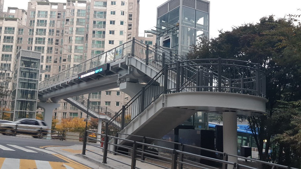 행당초등학교 통학로 앞에 설치된 스마트 첨단기술 탑재한 ‘스마트 보도육교’. [성동구 제공]