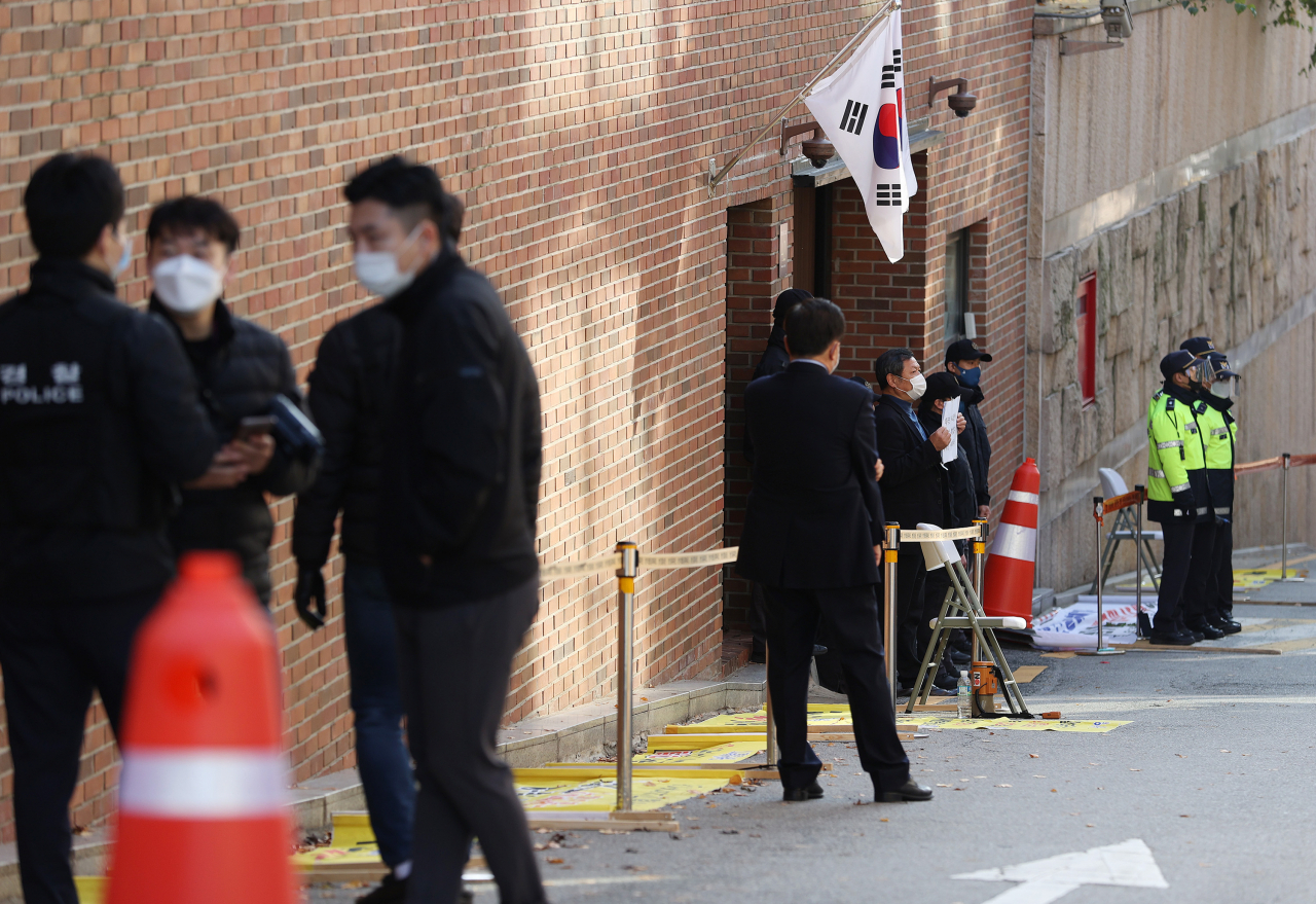 이명박 전 대통령이 재수감 되는 2일 오전 서울 강남구 논현동 자택 앞에 한 시위자가 대국민 사과를 촉구하며 1인 시위를 하고 있다. [연합]