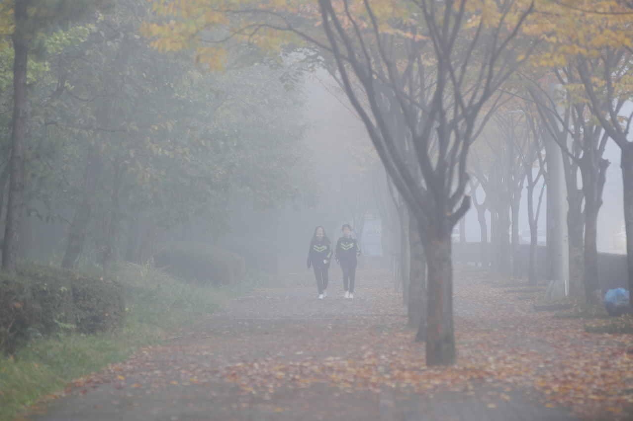 2일 오전 짙은 안개가 낀 광주 서구 상무대로에서 학생들이 등교하고 있다. [연합]