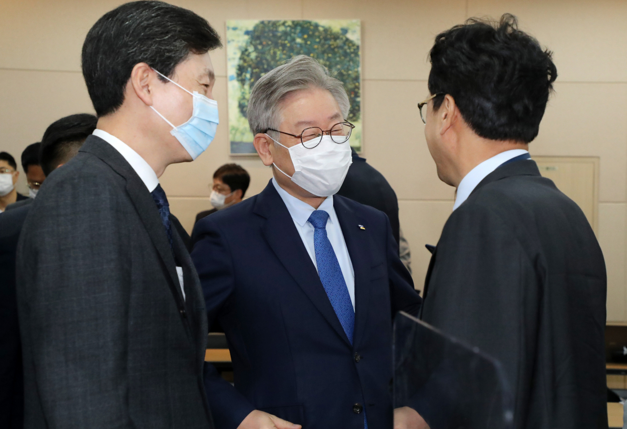 이재명 경기지사가 2일 서울 여의도 이룸센터에서 열린 경기도 국회의원 초청 예산정책협의회에서 의원들과 이야기하고 있다. [연합]