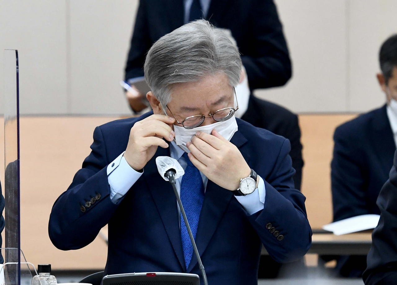 이재명 경기지사가 2일 서울 여의도 이룸센터에서 열린 경기도 국회의원 초청 예산정책협의회에서 마스크를 고쳐쓰고 있다. [연합]