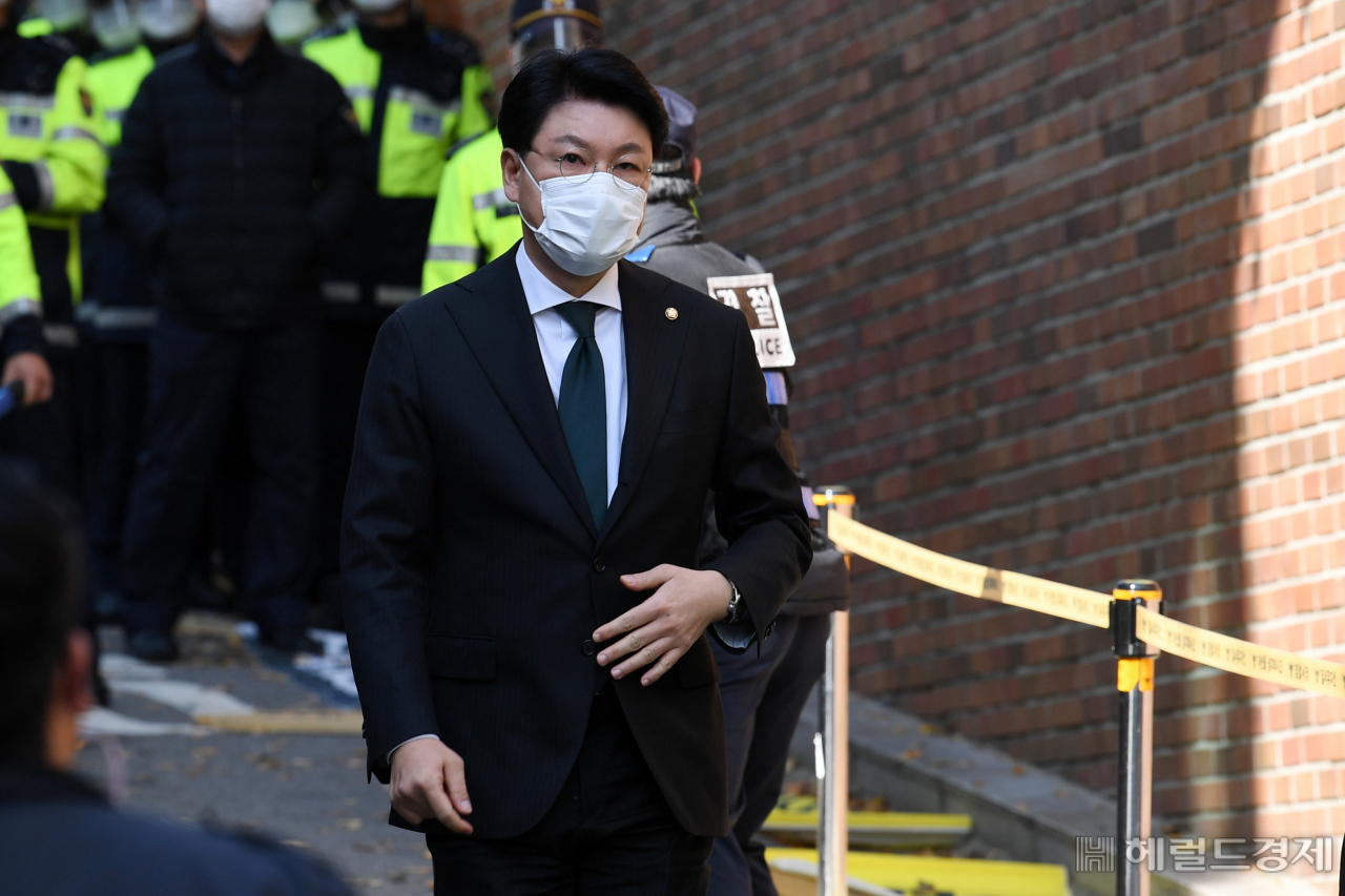 [헤럴드경제=이상섭 기자] 이명박 전 대통령이 횡령과 뇌물 등의 혐의로 징역 17년형을 확정받아 구치소 수감을 앞둔 2일 오후 서울 강남구 논현동 자택으로 장제원 국민의 힘 의원이 들어서고 있다. babtong@heraldcorp.com